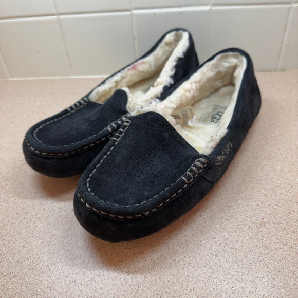 UGG Australia Women's Ansley Black Suede Leather Moccasin Slippers Size 8 - Picture 1 of 8